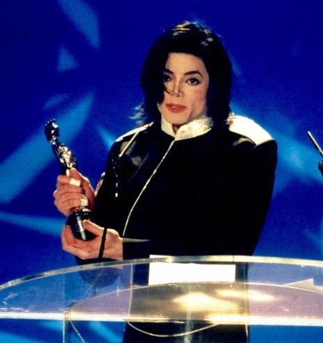 Michael Jackson nhận giải “Brit Awards” vào năm 1996
